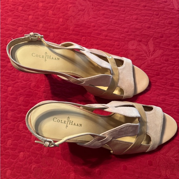 Cole Haan Women’s leather/suede heel. Leather, suede patent leather. - Picture 4 of 11